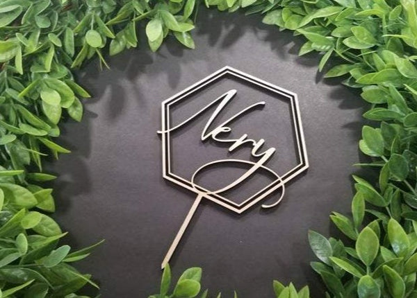 Modern cake topper for wedding with geometric frame and calligraphy name.